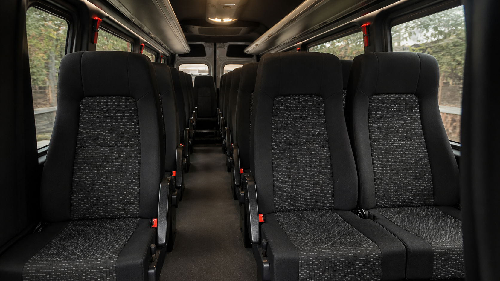 Interior de la Sprinter con distribución de asientos uno más dos