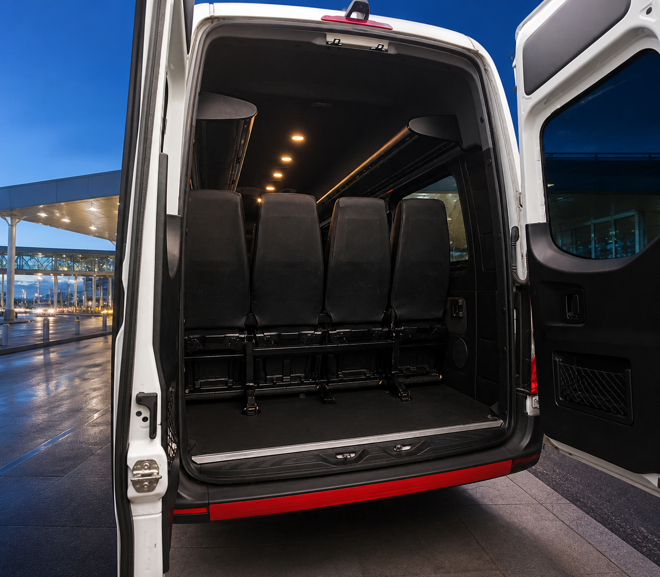 Gran maletero vacío de la Mercedes-Benz Sprinter